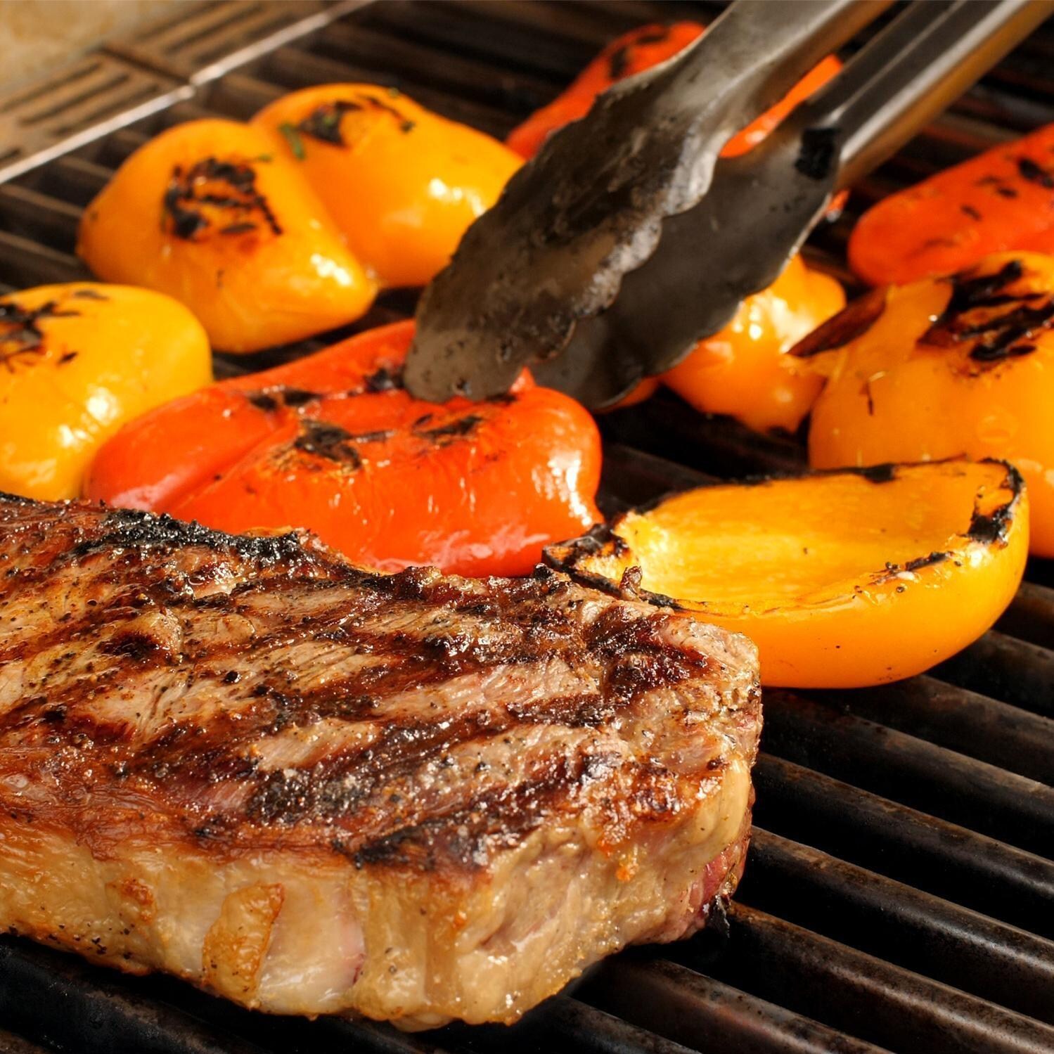 Saber Premium R50SC0017 500 32-Inch 3-Burner Infrared Propane Gas Grill With Side Burner - Grilling Steak And Bell Peppers thumbnail