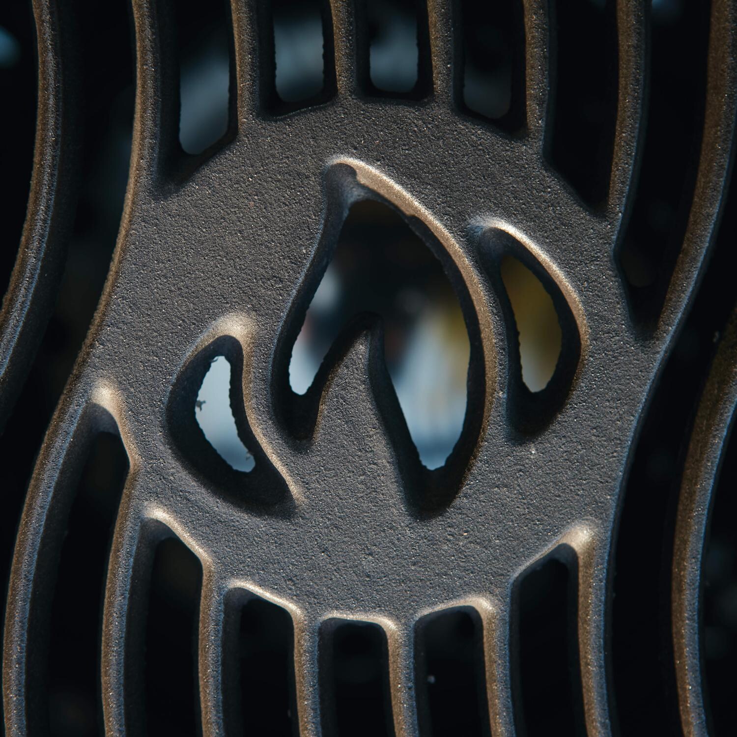 Napoleon PRO PRO22K-LEG-2 22 1/2-Inch Charcoal Kettle Grill - Cast Iron Cooking Grate