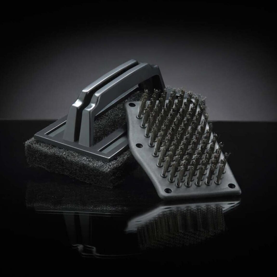 Napoleon 70007 PRO Replacement Brush Head and Scrubber - Angled - White Background thumbnail