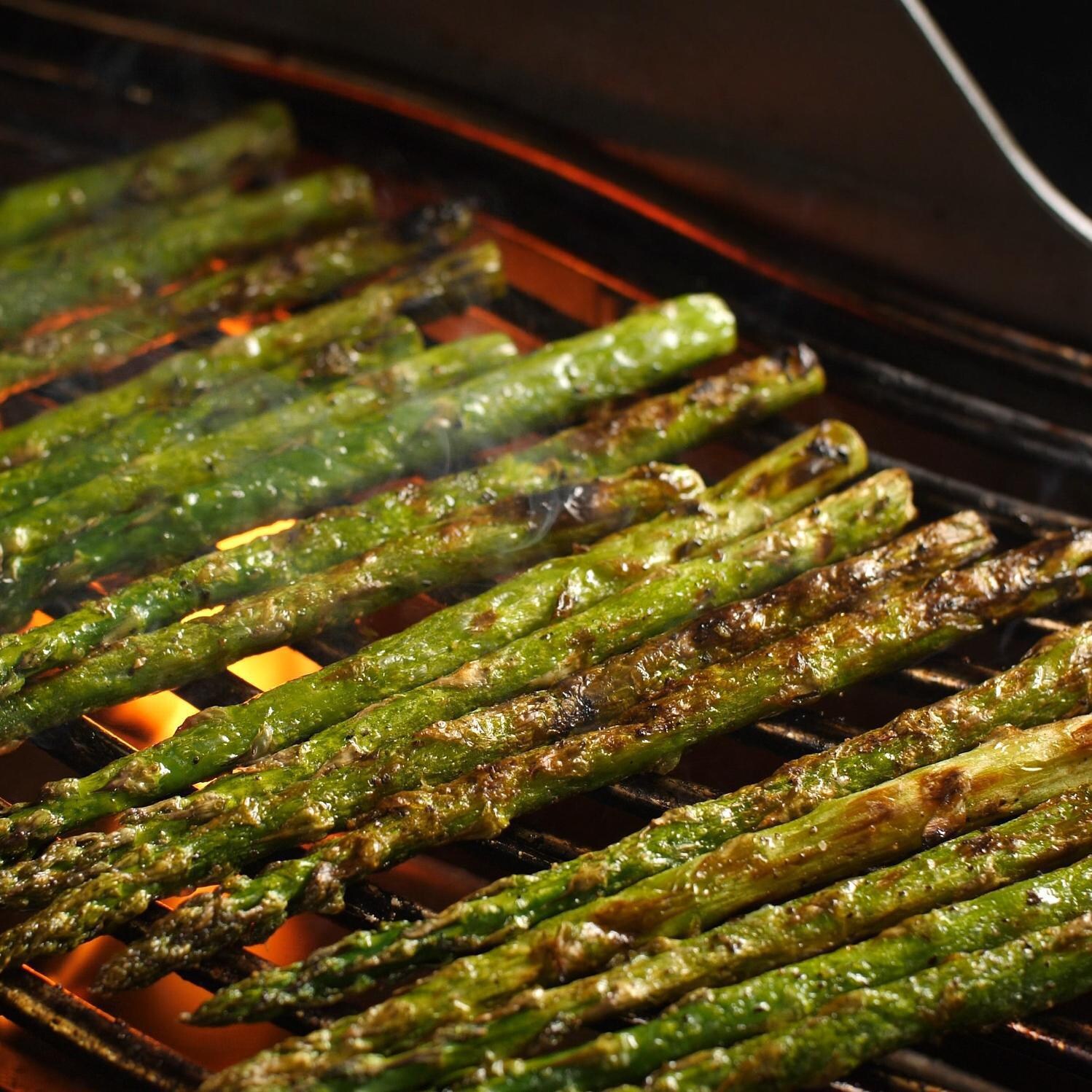 Napoleon Rogue 525 - Grilling Asparagus thumbnail