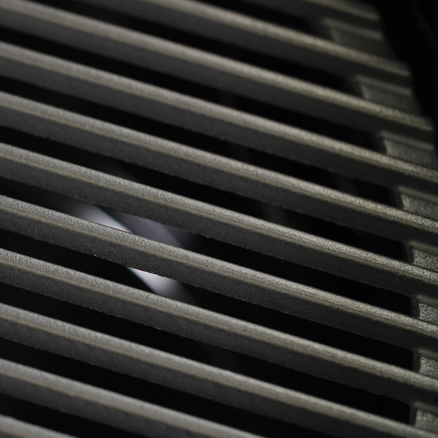 Everdure HBCE4KGUS 4K 21-Inch Charcoal Grill & Smoker - Matte Vitreous Enamel Cast Iron Grate Detail thumbnail