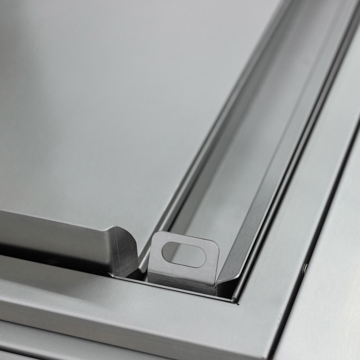 Blaze BLZ-GRIDDLE40-LP Freestanding Propane Gas Griddle - Metal Latch - Detail thumbnail