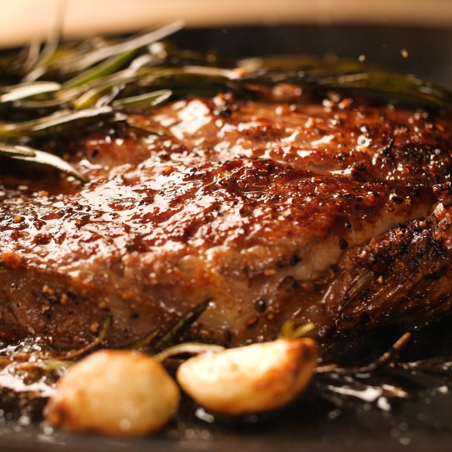 Lynx LPZA-NG Professional Napoli 30-Inch Built-In / Counter Top Natural Gas Outdoor Pizza Oven - Steak Detail - Detail thumbnail