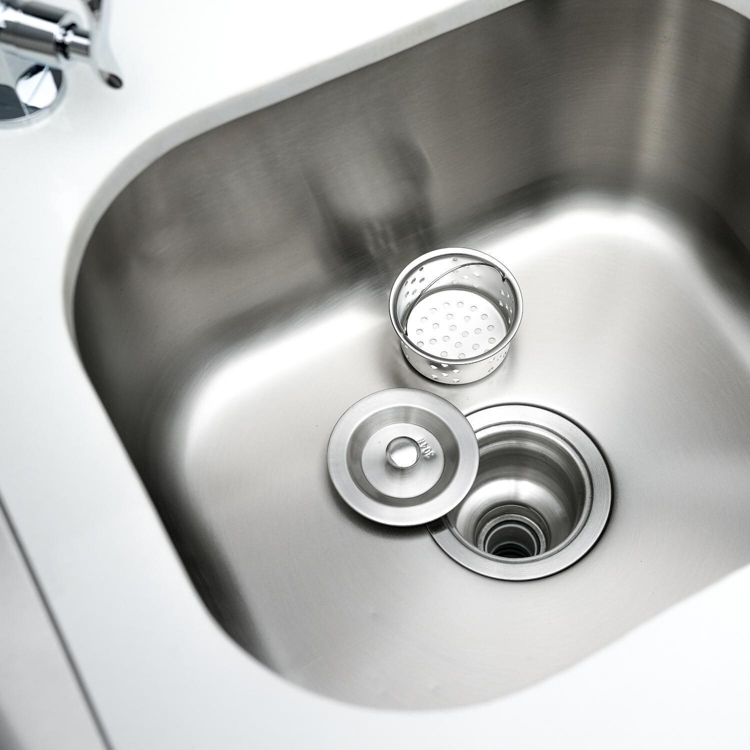 Mont Alpi MAi805-DBEV Deluxe Natural Gas Island Grill W/ Beverage Center - Sink And Drain - Detail thumbnail