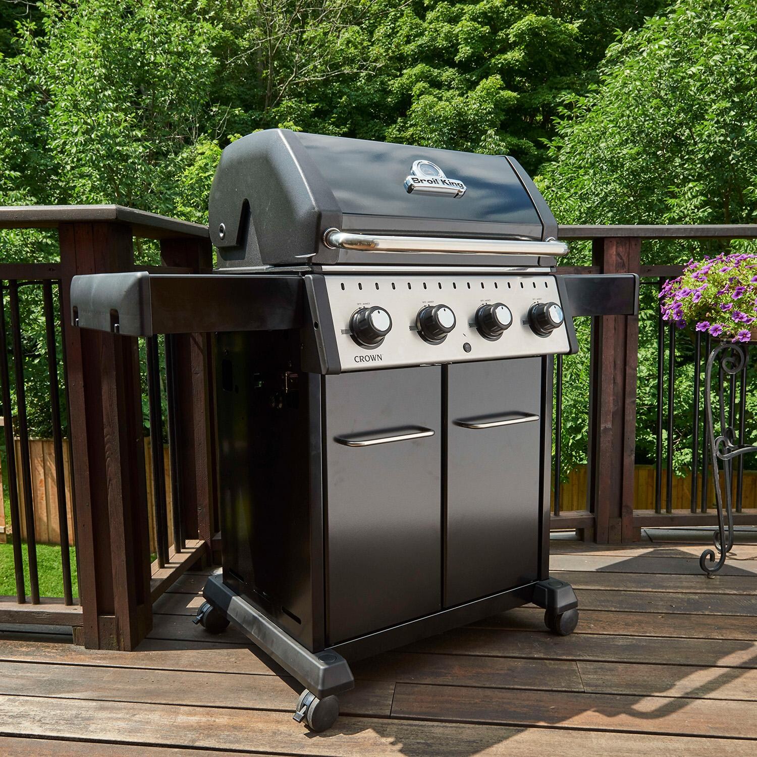 Broil King 865257 24-in Natural Gas Grill - Lifestyle thumbnail