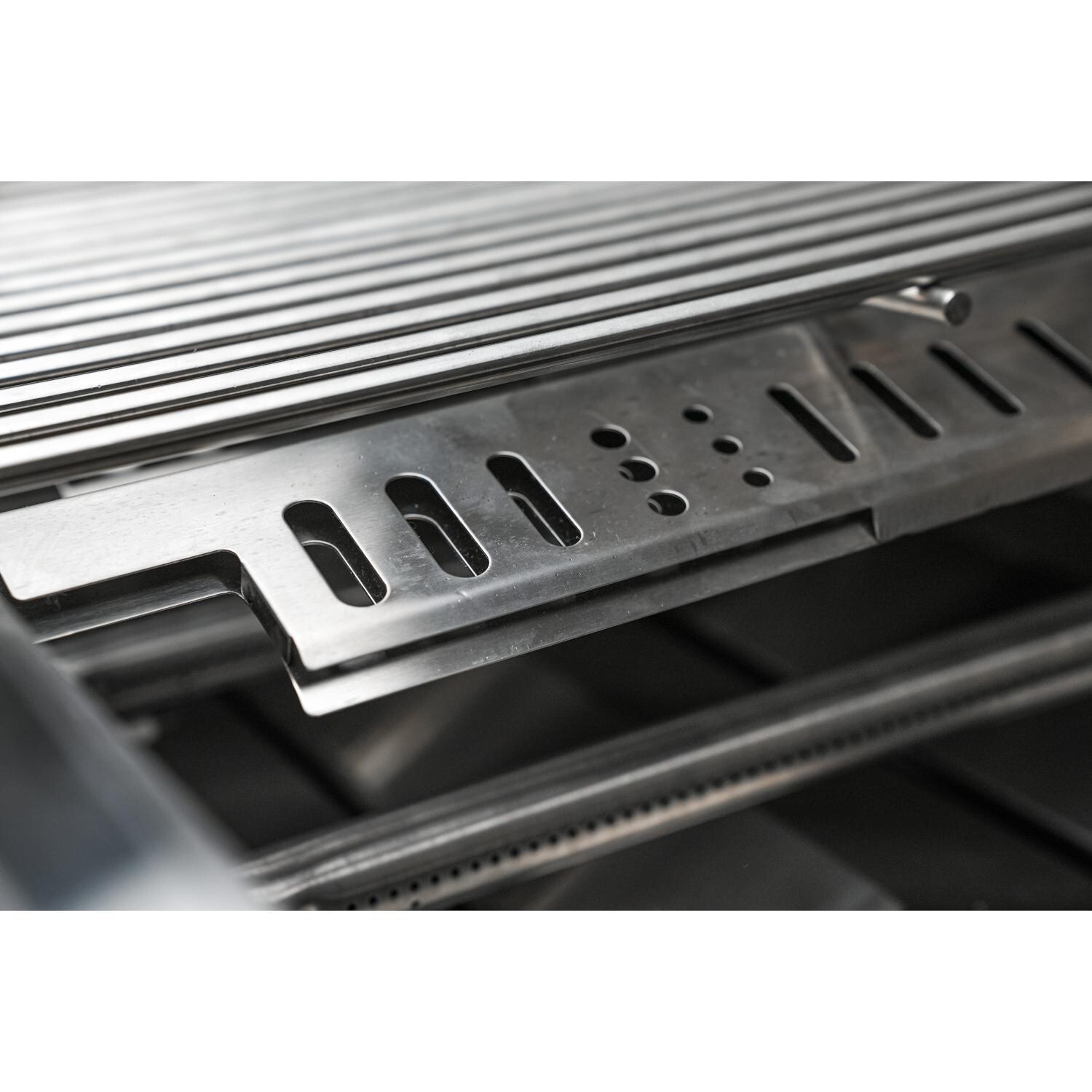 Mont Alpi MAi400-D90KEGBEV 400 Deluxe Propane Island W/ 90 Degree Corner, Kegerator & Beverage Center - Grill Burner - Detail