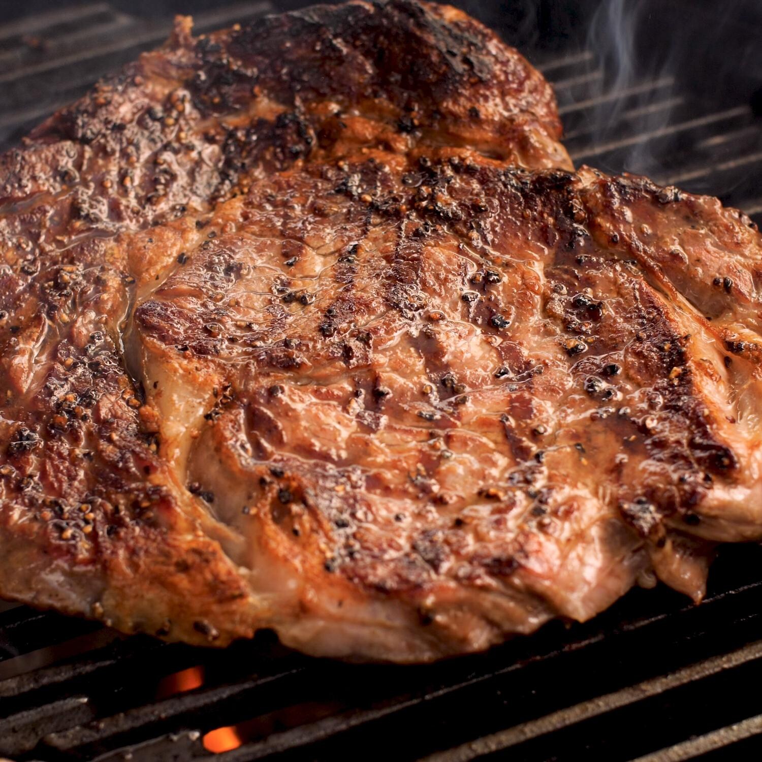 Everdure By Heston Blumenthal 4K 21-Inch Charcoal Grill & Smoker - Seared Steak thumbnail