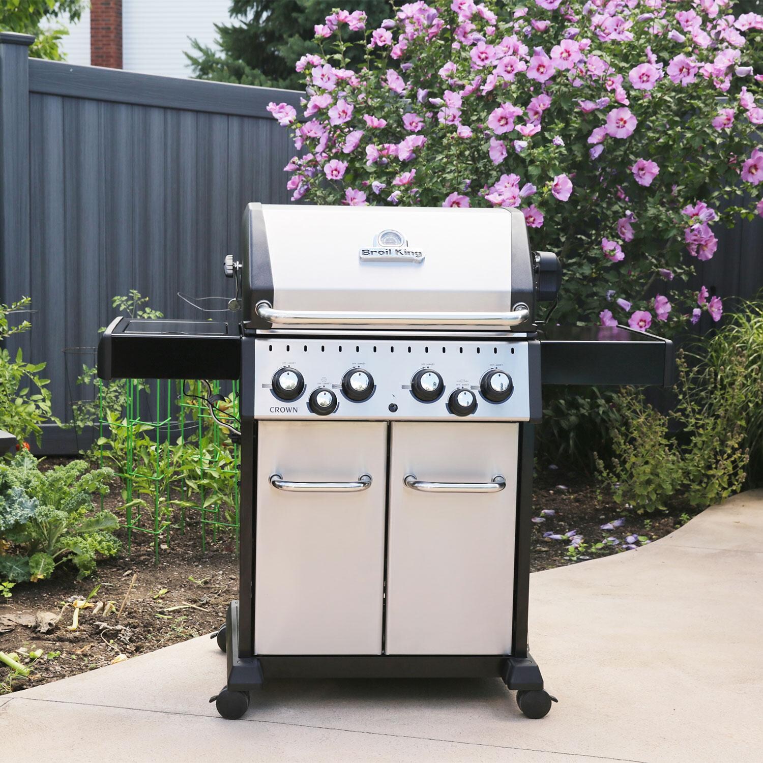 Broil King 865384 24 Inch Crown S490 Propane Gas Grill thumbnail