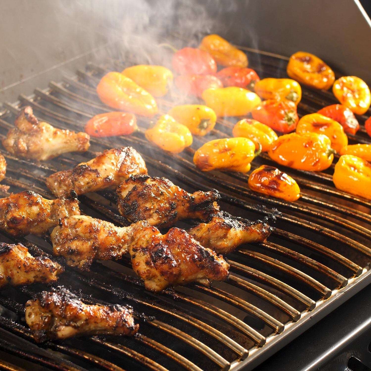 Napoleon Rogue 425 - Grilling Food thumbnail