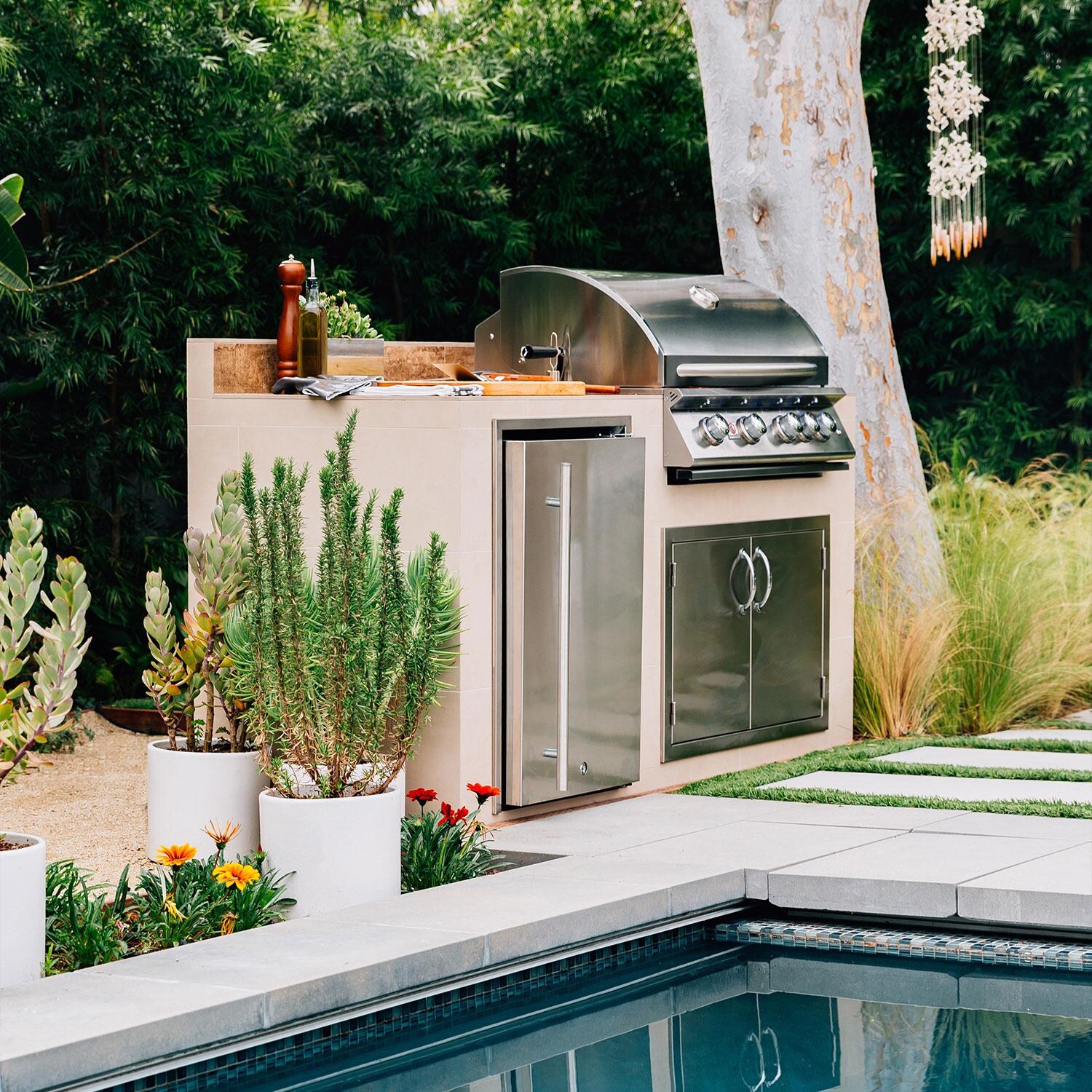 Summerset SZRPRO40 Sizzler Pro 40-in 5 Burner Built-In Natural Gas Grill w/ Rear Infrared Burner - Installed in Island (Not Included) - Lifestyle thumbnail