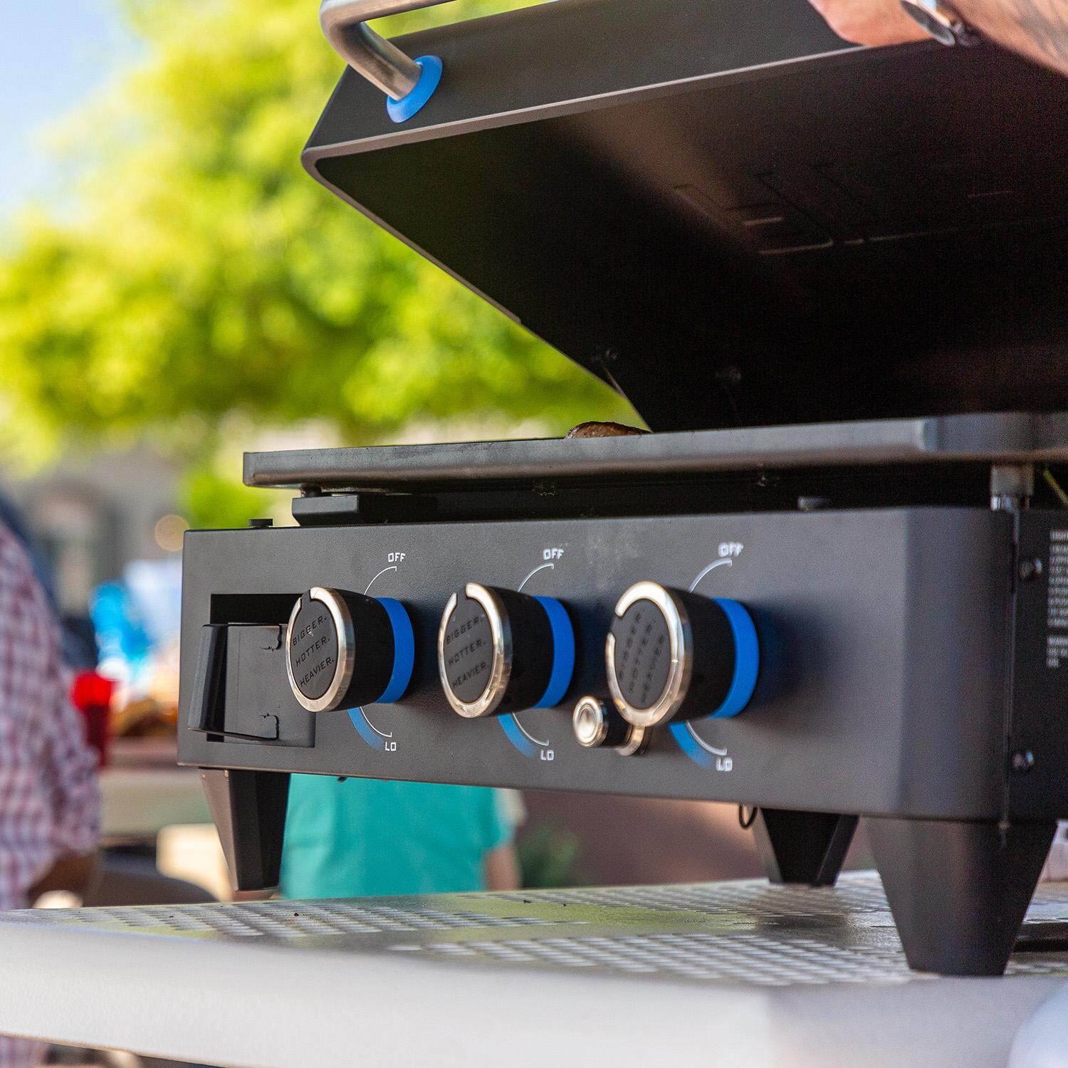 Pit Boss 10781 Ultimate Lift Off 3 Burner Propane Griddle - Controls - Detail thumbnail