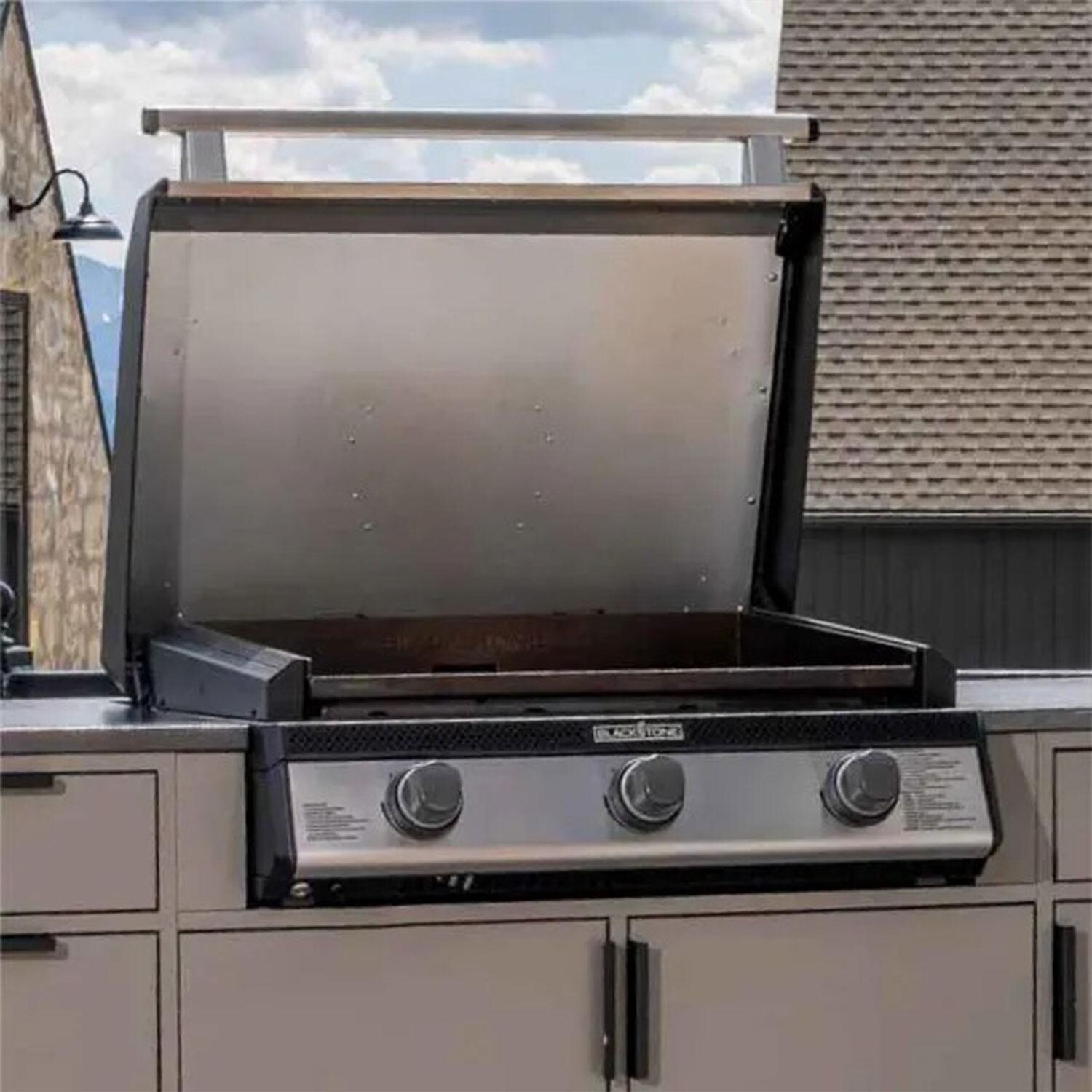 Blackstone 6332NG 28-in XL Built-In Propane Griddle w / Hood - Lifestyle thumbnail