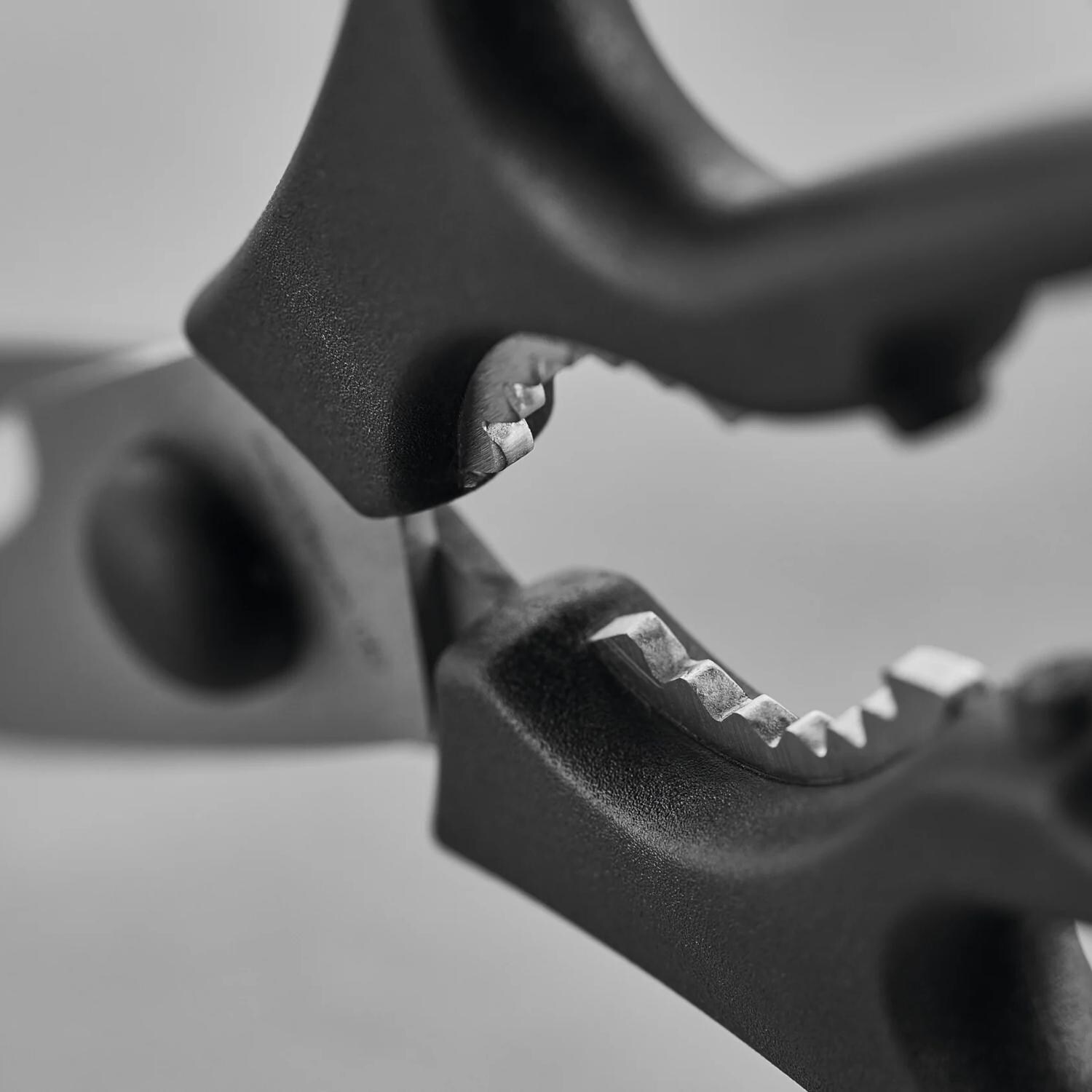 Wusthof 1090170606 Classic 6-Piece Starter Block Set - Acacia - Kitchen Shear Detail thumbnail