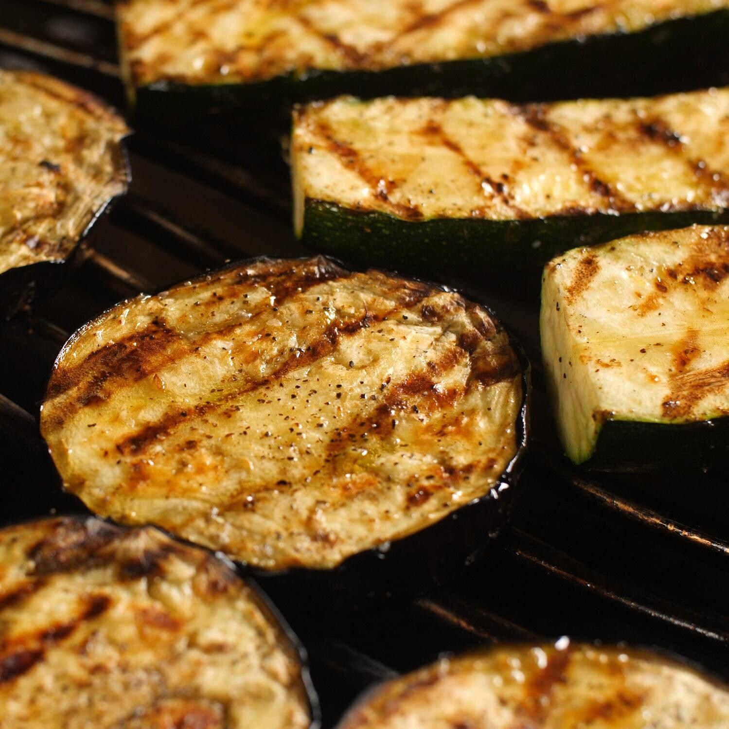 Napoleon Rogue 525 - Grilling Vegetables thumbnail