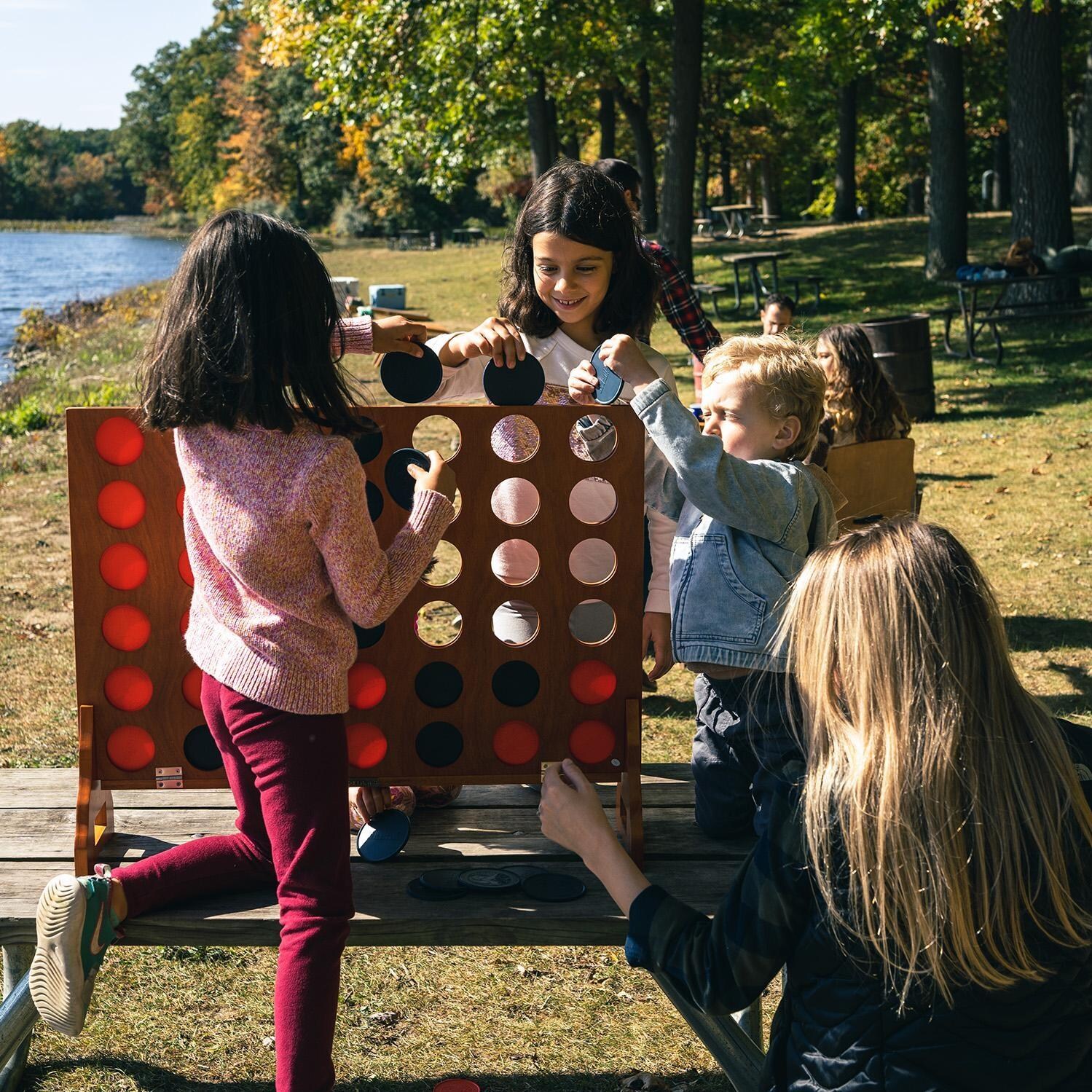 Elakai EGG4-00 Giant 4 in a Row - Kids Starting a Game - Lifestyle thumbnail