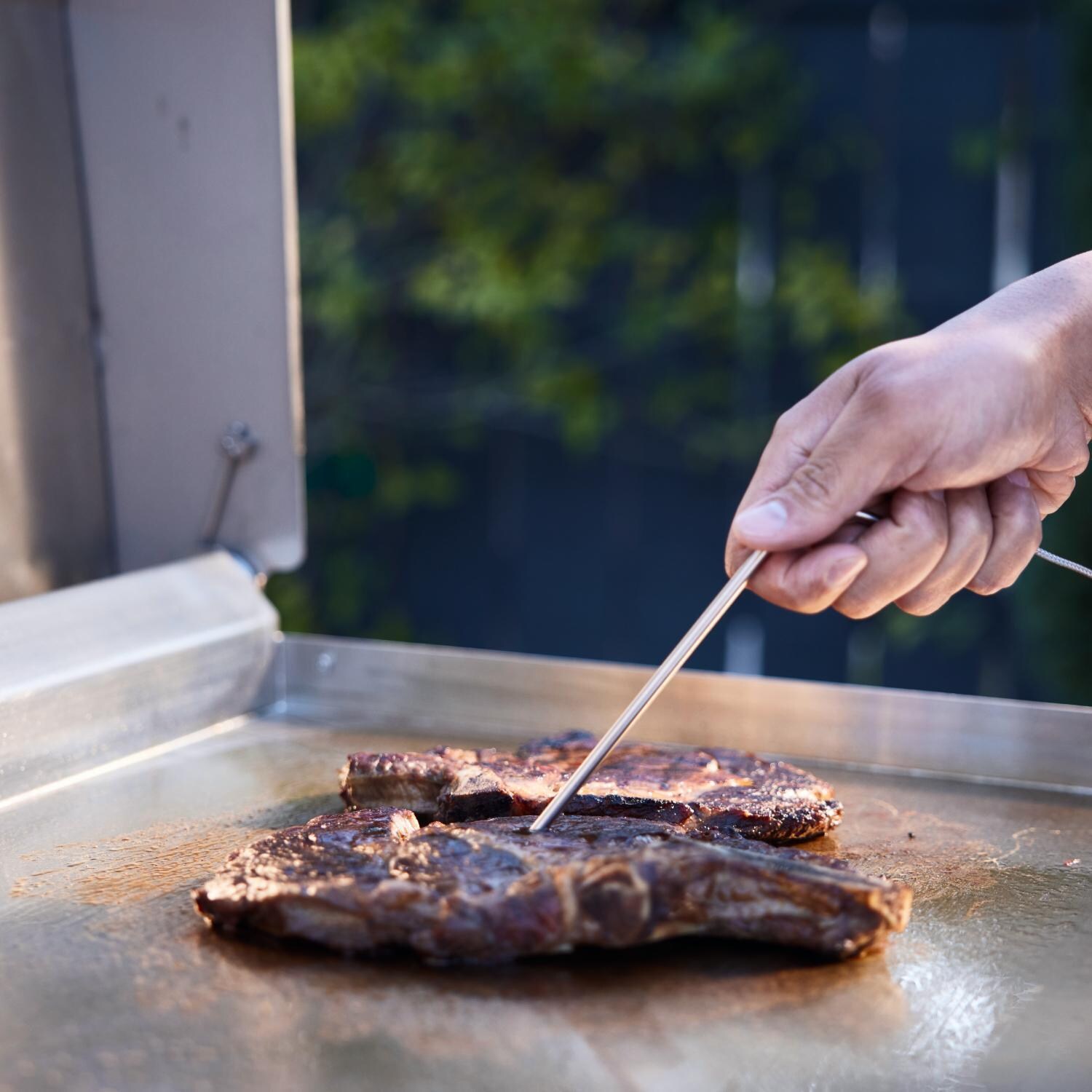 Blaze BLZ-GRIDDLE40-NG Freestanding Natural Gas Griddle - Temperature Probe - Detail thumbnail