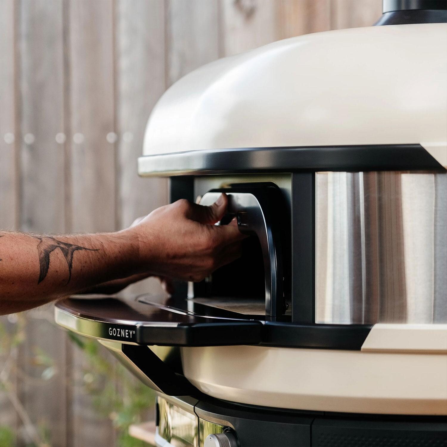 Gozney AM1987 Dome Gen 2 Neo Arch - Black - Attaching - Lifestyle thumbnail