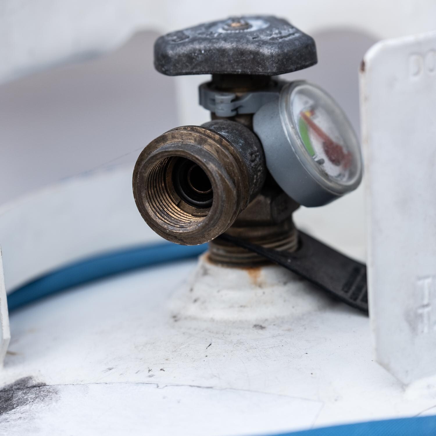 Propane tank inner threads thumbnail