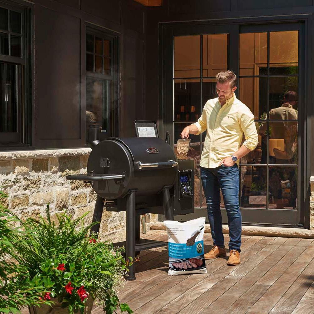 Broil King 495051 Regal 400 Wi-Fi & Bluetooth Controlled 26-in Pellet Grill - Grilling - Lifestyle thumbnail