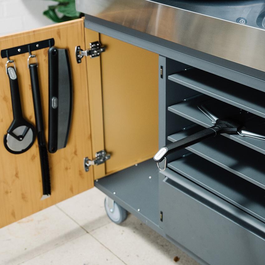 Everdure EPCUTTER Pizza Cutter Wheel - Pizza Cutter Hanging on Accessory Rack thumbnail