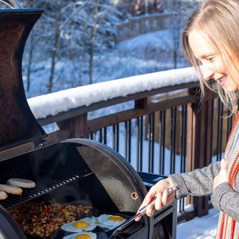 Broil King 495051 Regal 400 Wi-Fi & Bluetooth Controlled 26-in Pellet Grill - Winter Grilling - Detail thumbnail