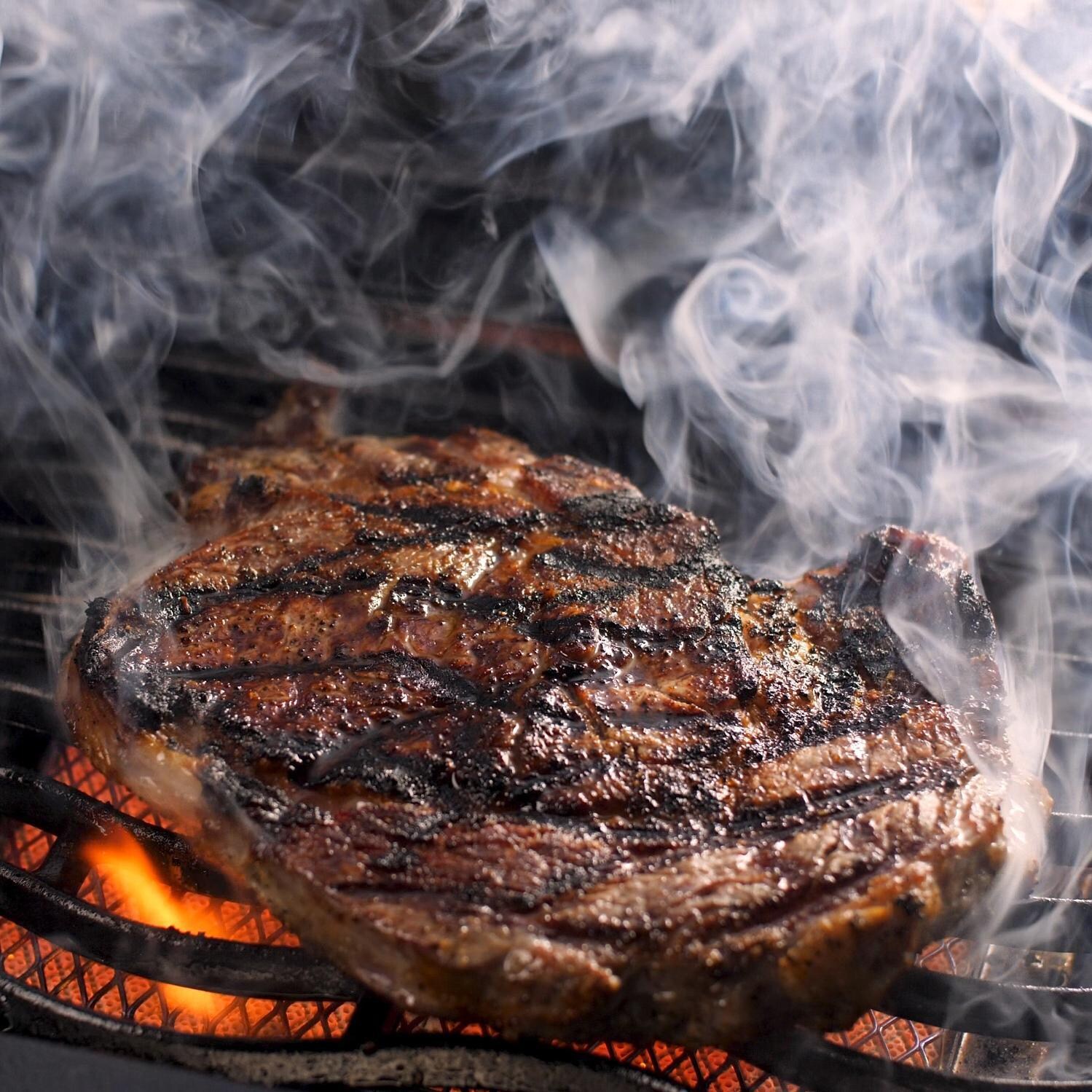 Napoleon Rogue 425 - Steakhouse Sear thumbnail