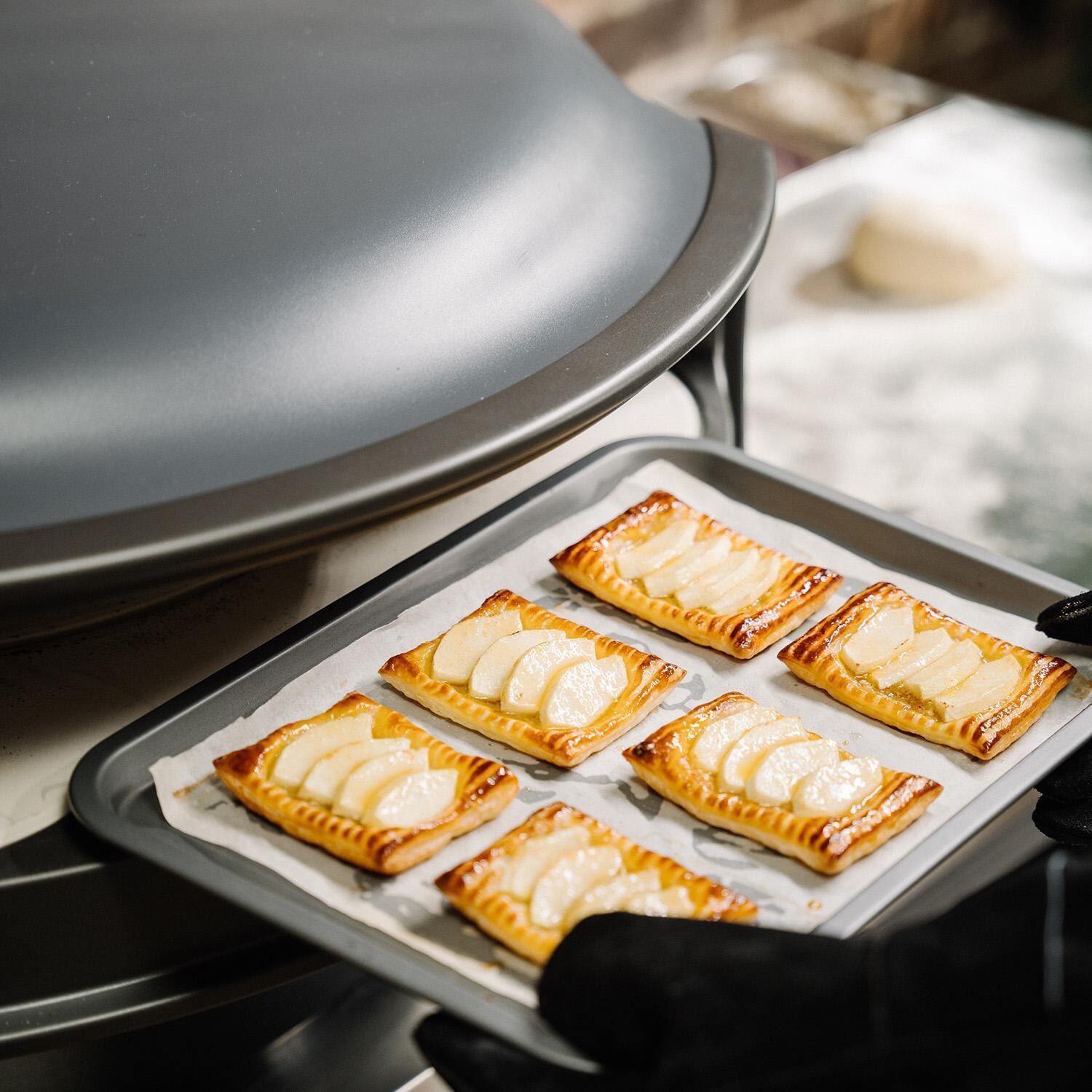 Everdure EKILN1GUS 1-Burner KILN Pizza Oven - Graphite - Removing Food from Oven - Lifestyle thumbnail