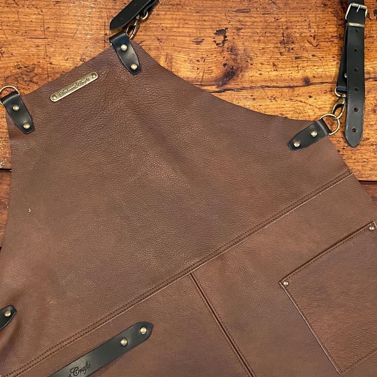 Stalwart Crafts 4410.L.D Deluxe Brown Leather Cross Strap Apron - Pocket - Detail thumbnail
