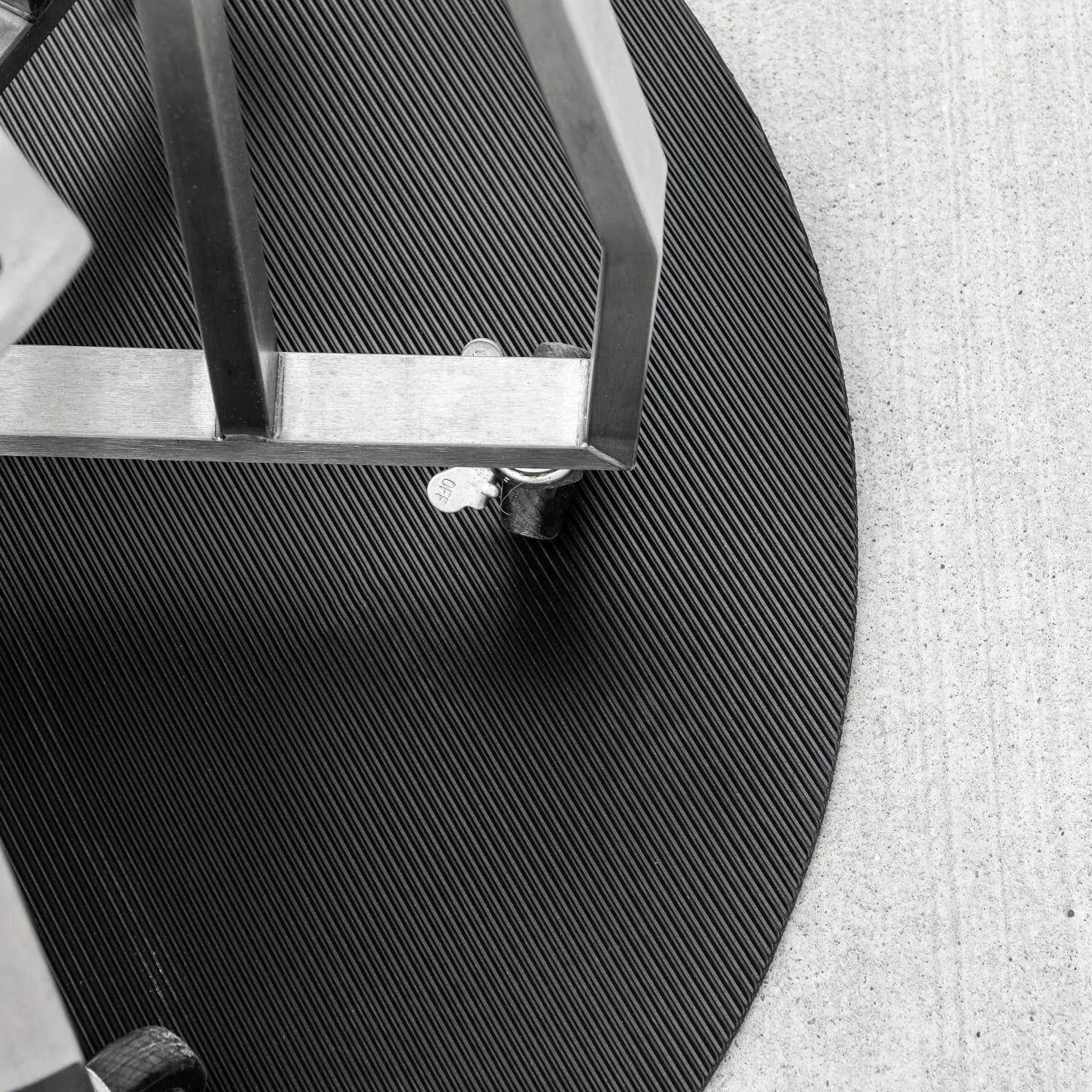 BBQGuys Signature BBQ-WLD-3777-36R 36-Inch Round Rubber BBQ Grill Mat - Closeup At Edge thumbnail