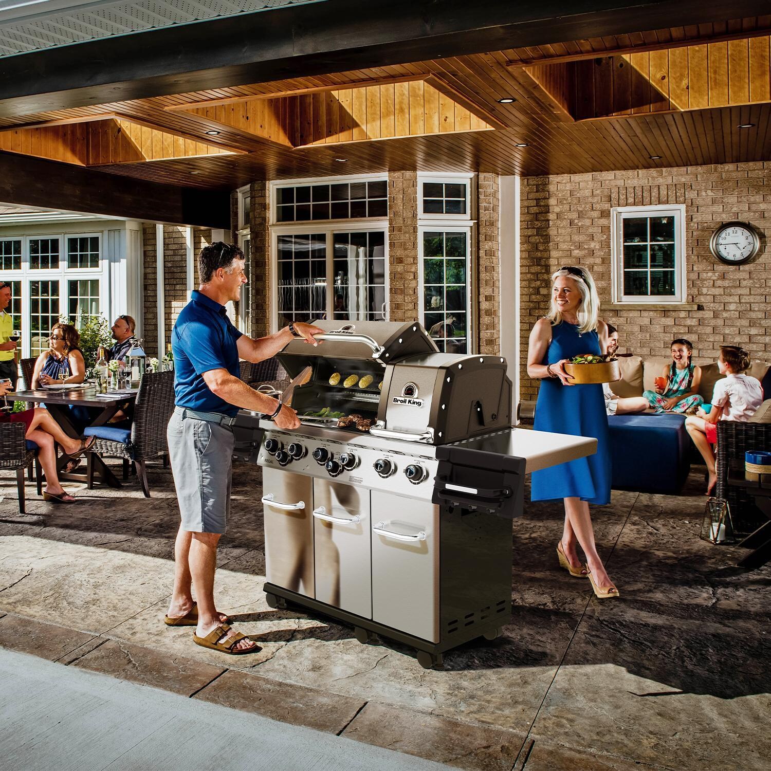 Broil King Regal S 690 PRO IR 6-Burner Propane Gas Grill With