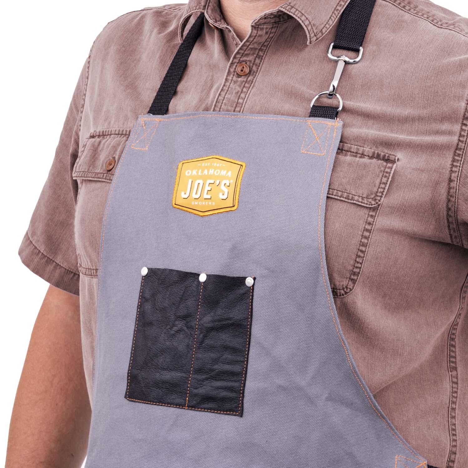 Oklahoma Joe's 9976646R06 Smoking Apron - Chest Pocket - Detail thumbnail