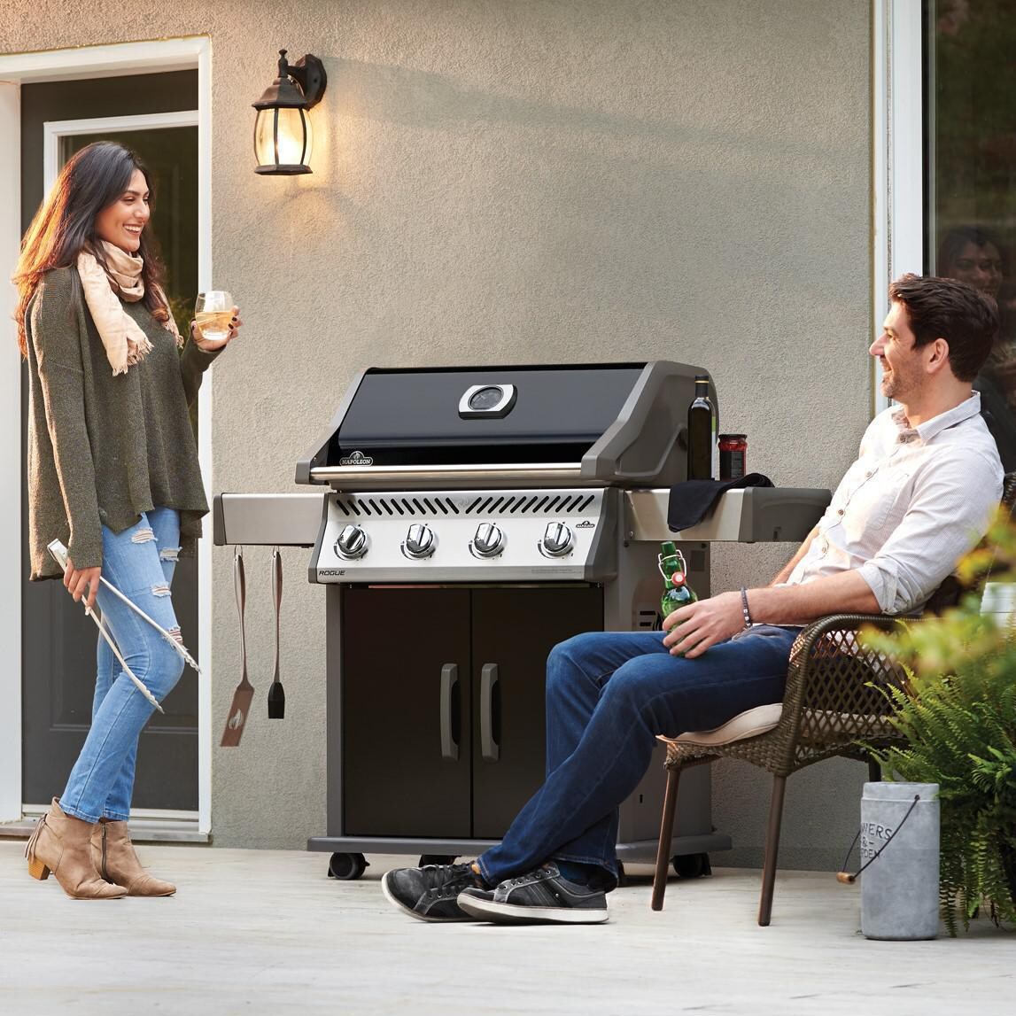 Napoleon Rogue 525 - Lifestyle thumbnail