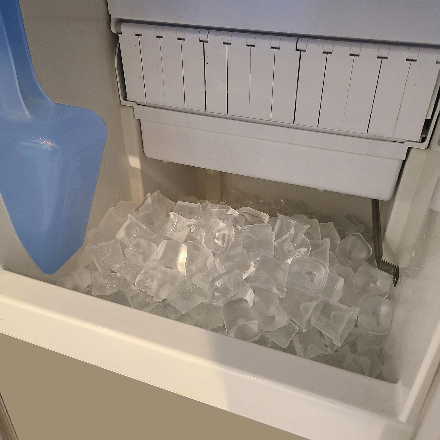 XO Appliance XOUIM1565S 15-Inch 27 Lbs. Outdoor Stainless Steel Fingerprint Resistant Ice Maker - Ice Inserted - Detail thumbnail