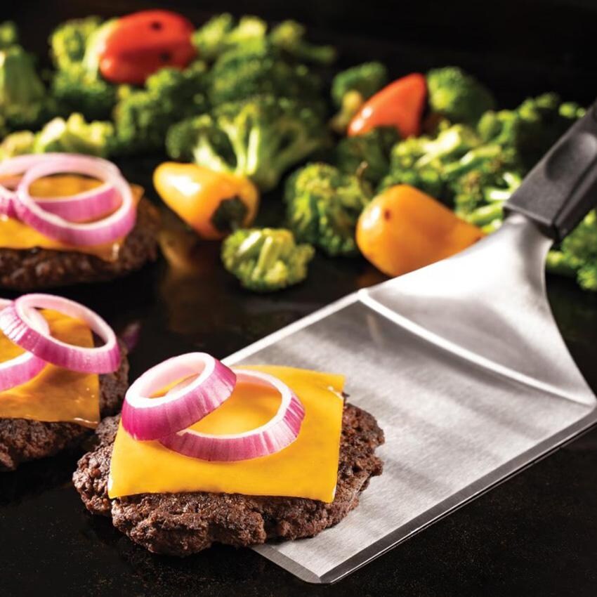 Blackstone 5230+5462 5-Piece Tool Kit & Hamburger Kit - Spatula In Use