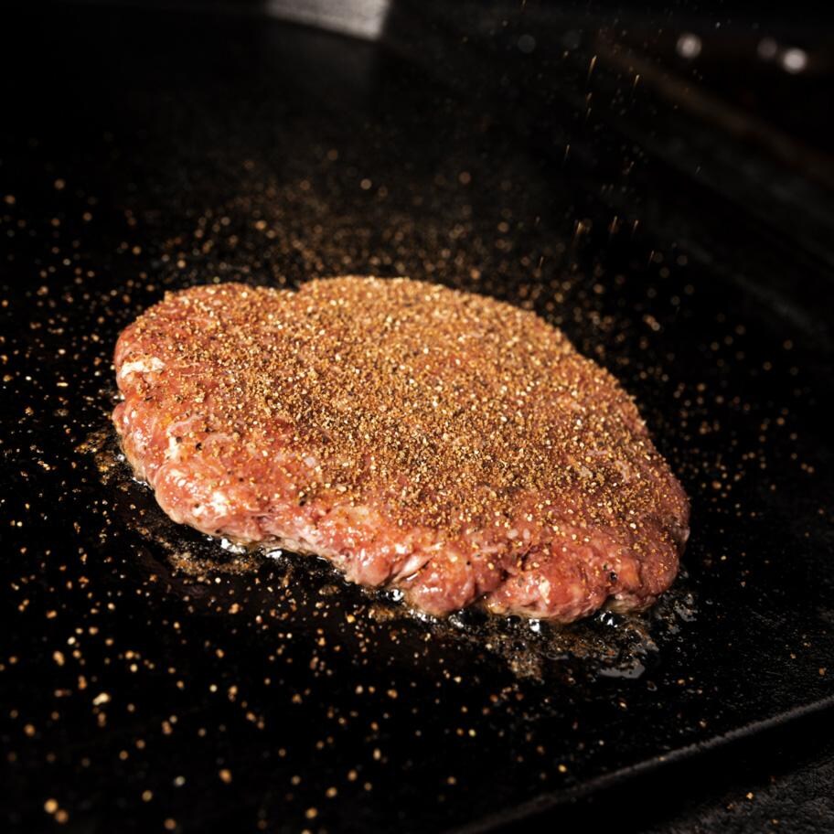Broil King Smash Burger Press - 62476 - Pressed Patty - Lifestyle thumbnail