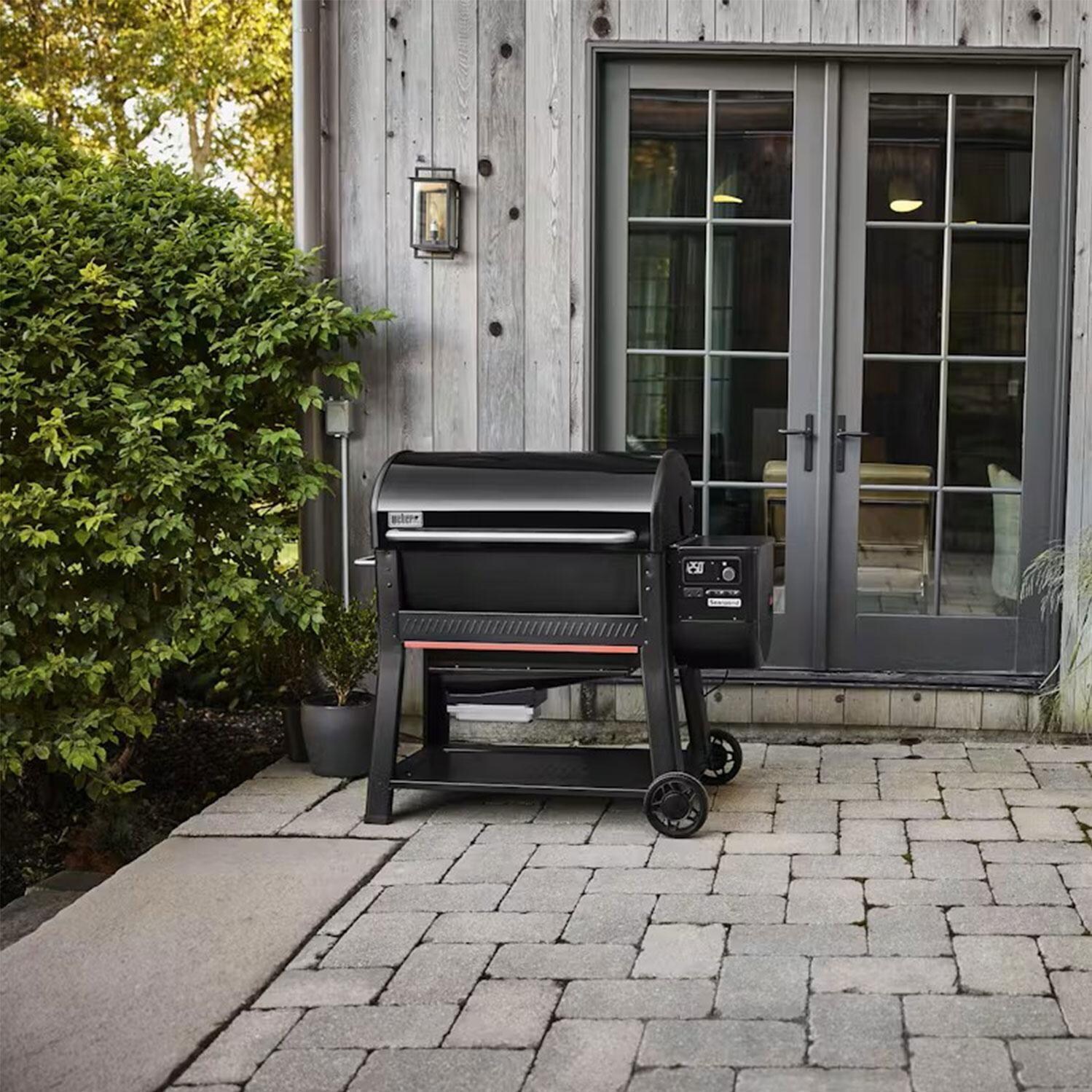 Weber 1500121 Searwood XL 600 Pellet Grill - Display - Lifestyle thumbnail