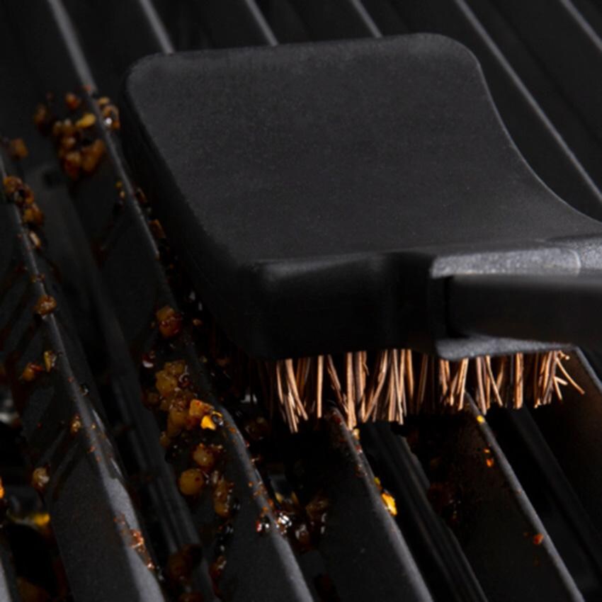 Broil King Palmyra Replacement Brush Heads - 3 Pack - 64658 - In Use - Lifestyle thumbnail