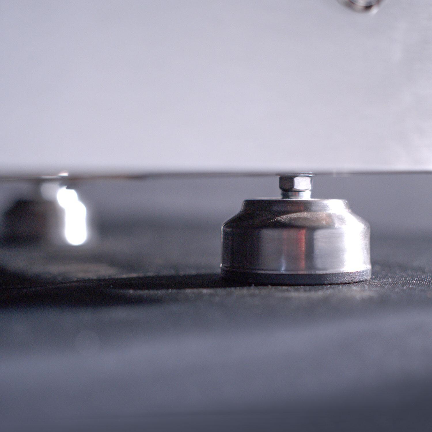 Le Griddle OML75C6 LP Commercial Series 75 2 Burner Built-In Propane Flat Top Grill w/ 6mm Plate - Legs - Detail thumbnail