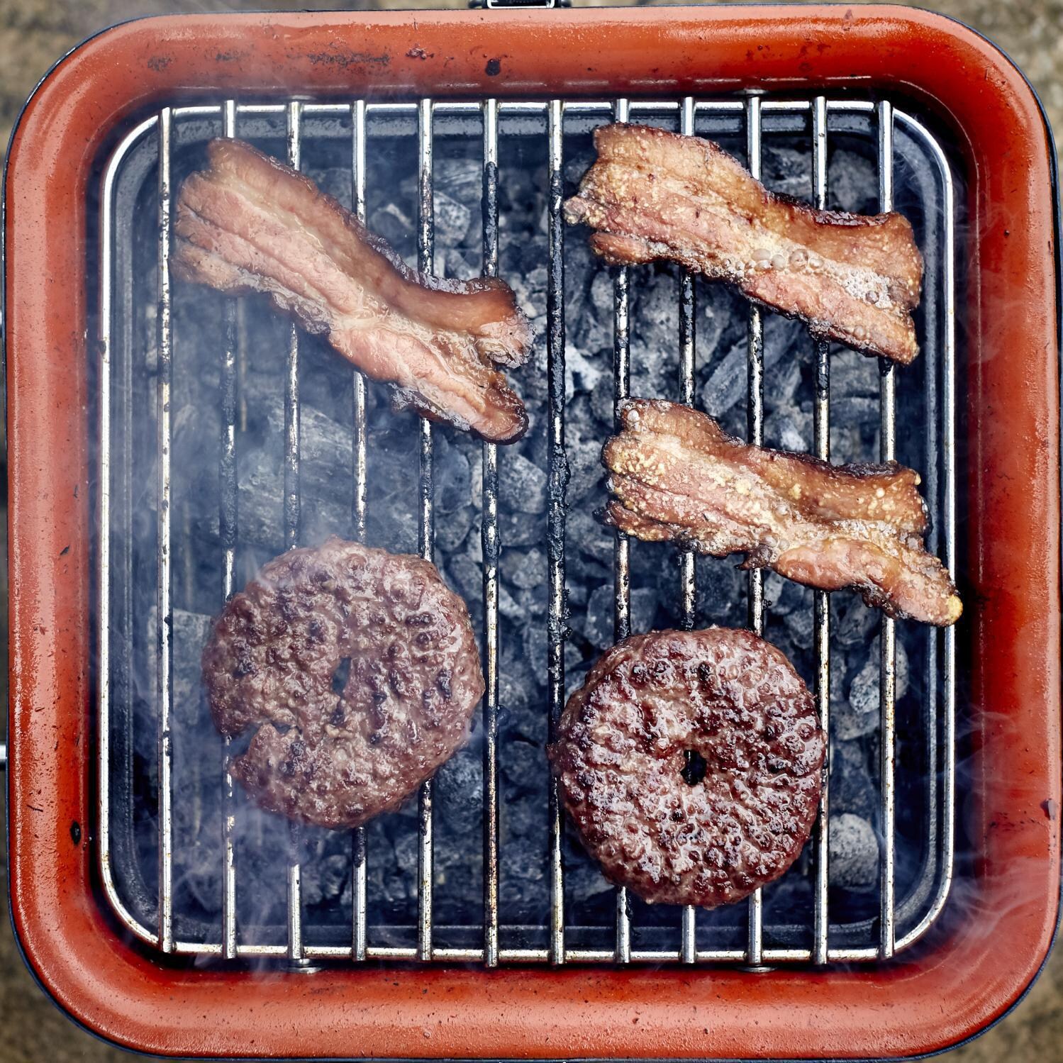 Everdure HBCUBEKUS CUBE 17-Inch Portable Charcoal Grill - With Food