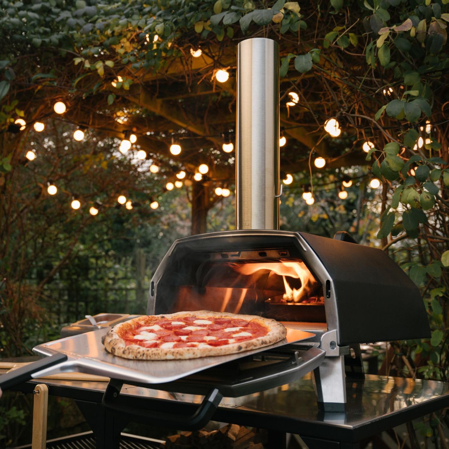 Ooni Karu 16 Multi-Fuel Portable Outdoor Pizza Oven - UU-P0E400