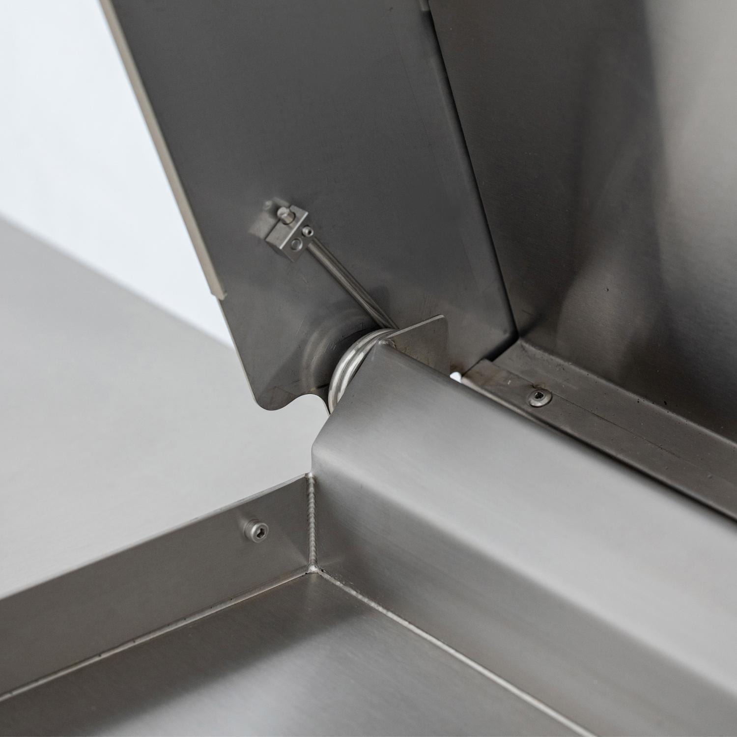 Blaze BLZ-GRIDDLE40-NG Natural Gas Griddle - Sprint Assisted Hood - Detail thumbnail