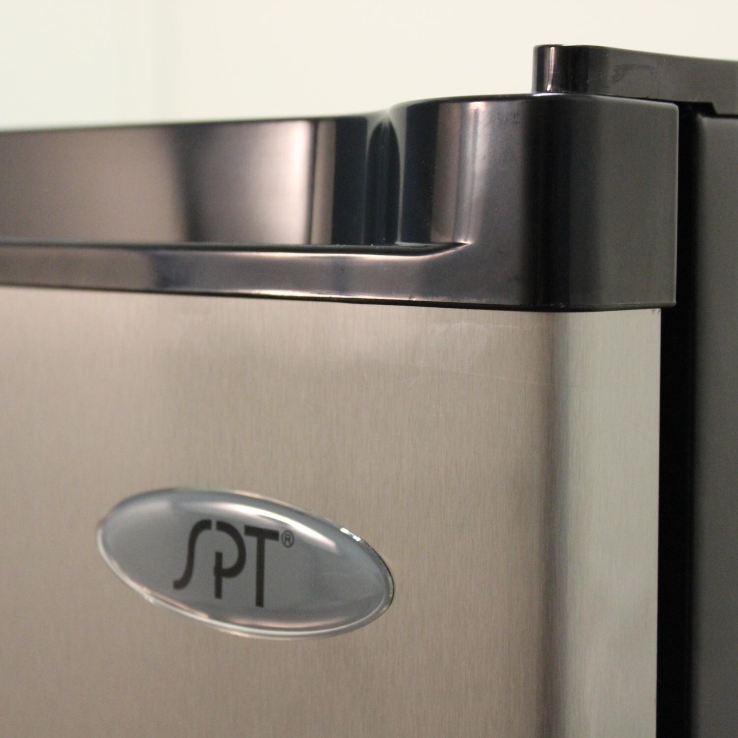 Sunpentown UF-304SS Stainless Steel Freezer - Corner Detail thumbnail