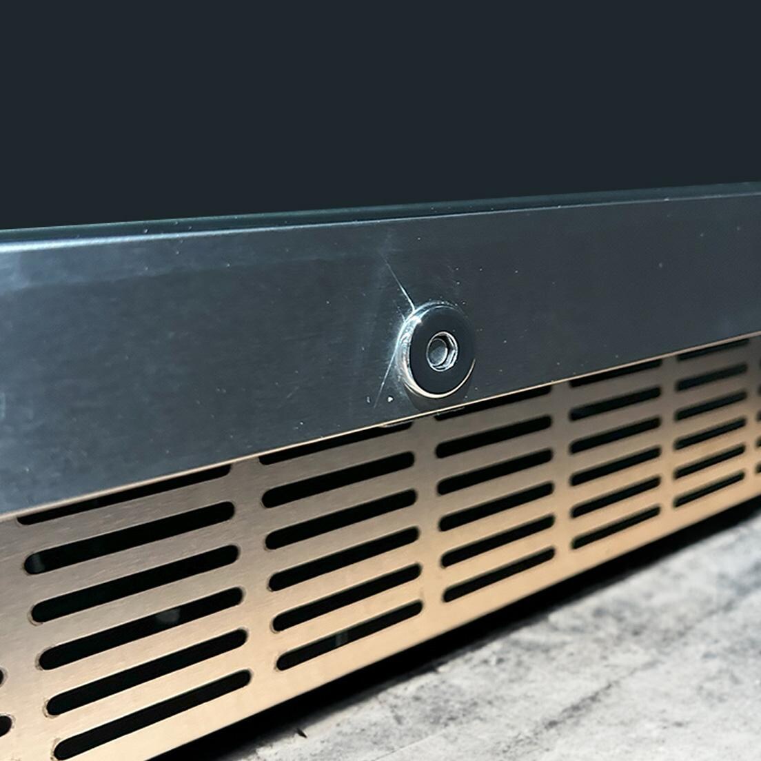 RCS REFR2D 24-in 5.01 Cu. Ft. Outdoor Rated Stainless Steel Compact Refrigerator w/ Glass Door - Key Hole - Detail thumbnail