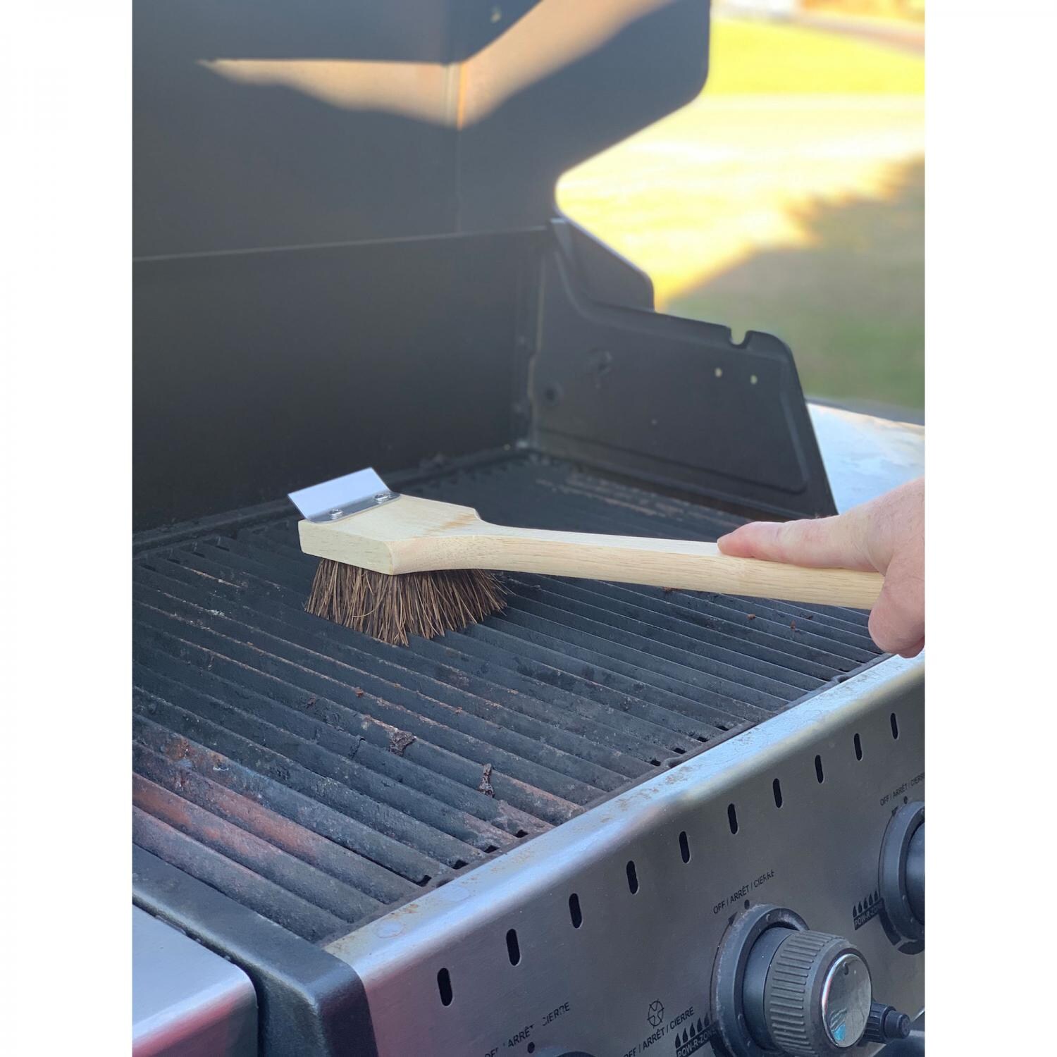 Outset Bassine Bristle Grill Brush - Lifestyle thumbnail
