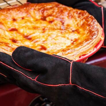 Fornetto Ceramic Deep Dish Pie Pan - Coming Out Of The Oven thumbnail