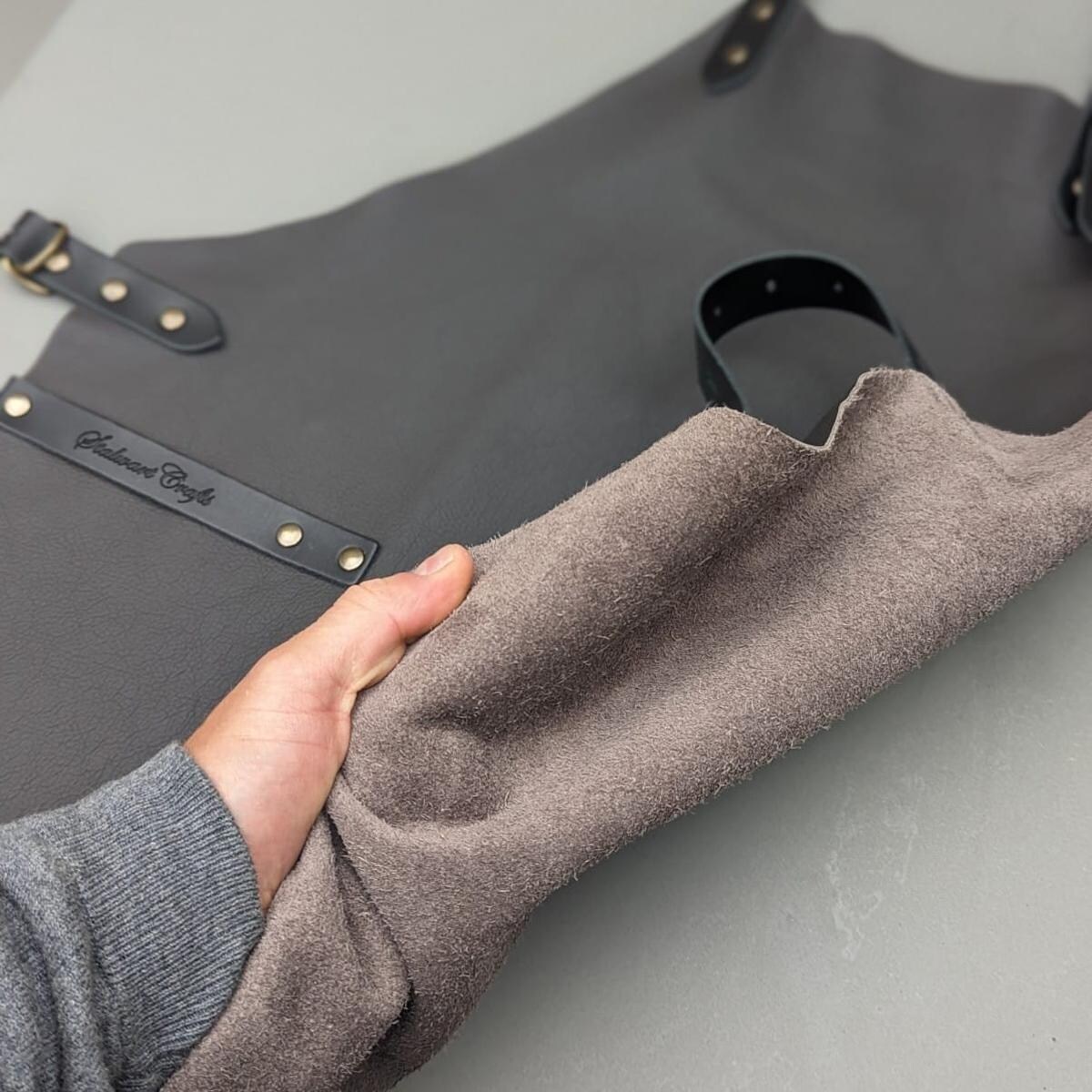 Stalwart Crafts 4415.L.A Deluxe Slate Leather Basic Apron - Apron Back - Detail thumbnail