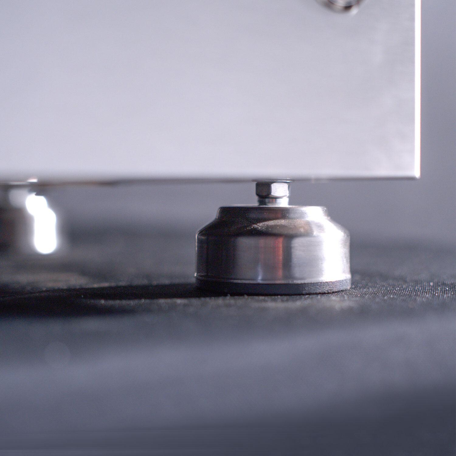 Le Griddle OML75P3 LP Pro Series 75 2 Burner Built-In Propane Flat Top Grill w/ 3mm Plate - Legs - Detail thumbnail