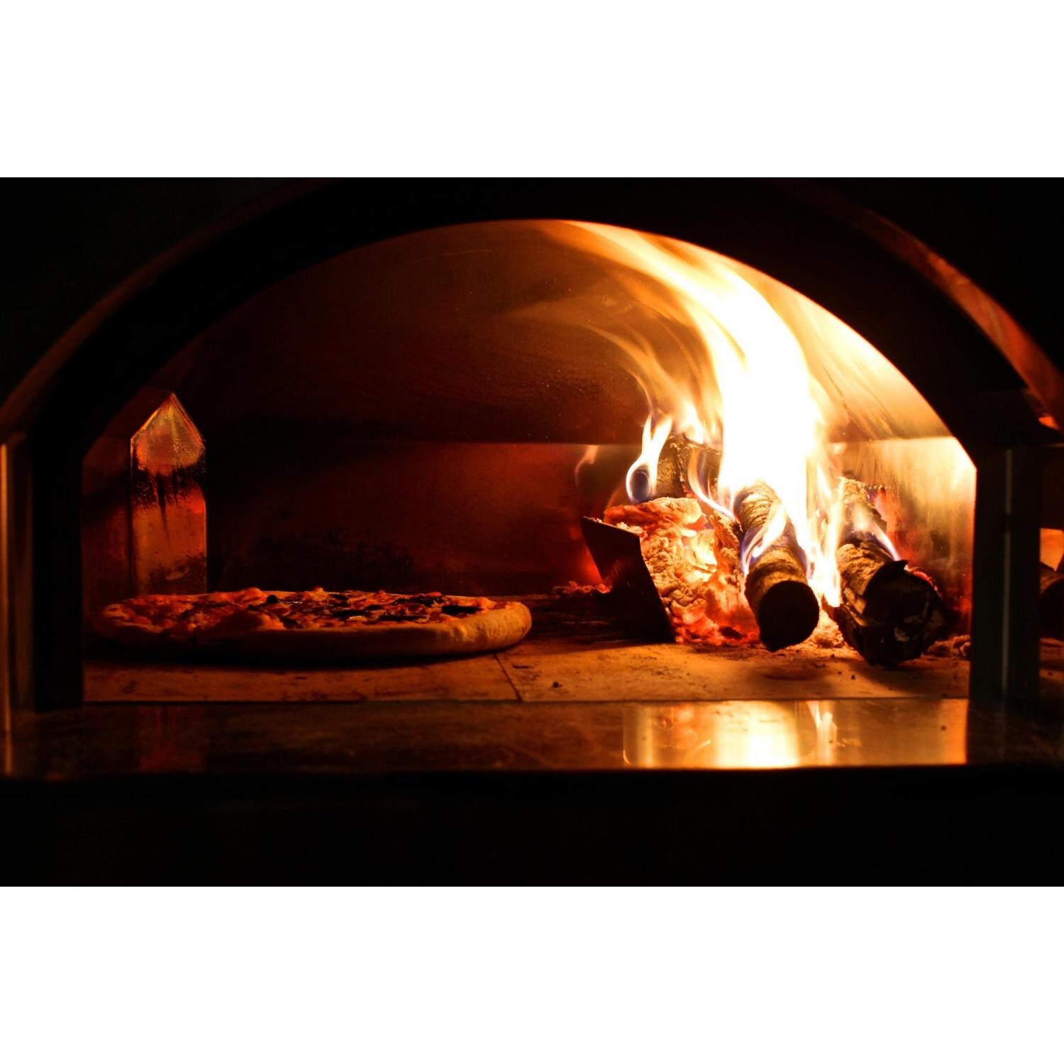 Baking Pizza in the Forno Tuscano thumbnail