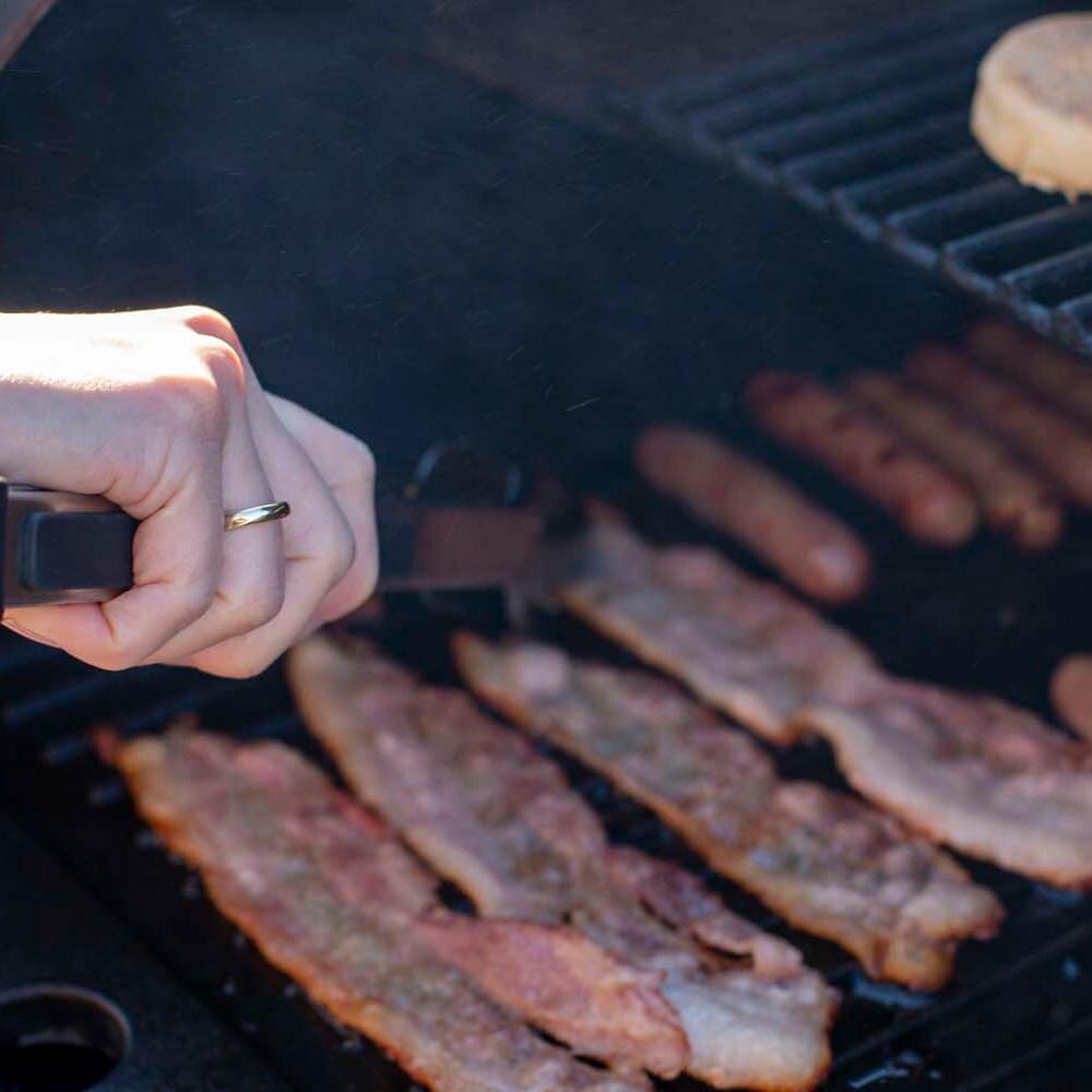 Broil King 495051 Regal 400 Wi-Fi & Bluetooth Controlled 26-in Pellet Grill - Grilling Bacon - Lifestyle thumbnail