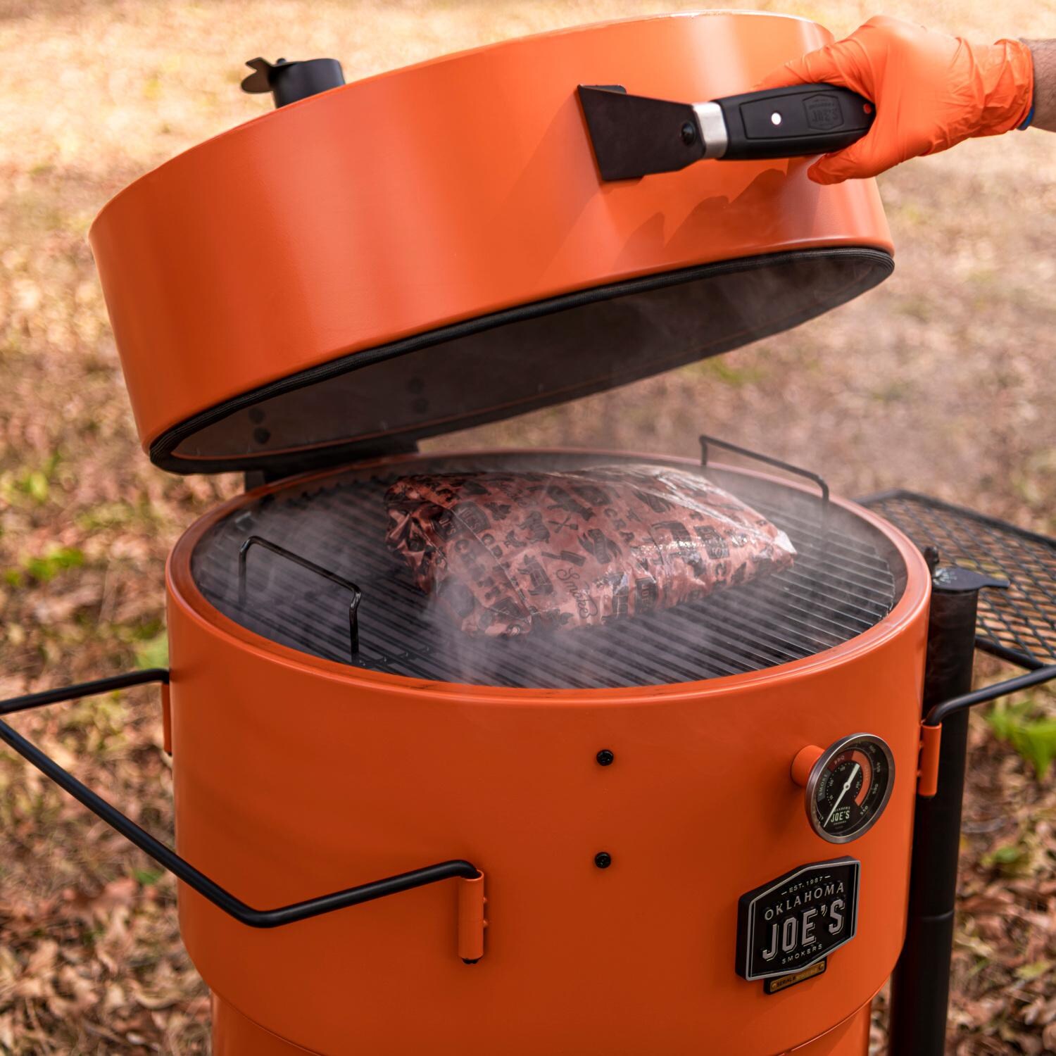 Oklahoma Joe's 19202100 Bronco Pro Drum Smoker - Smoking thumbnail